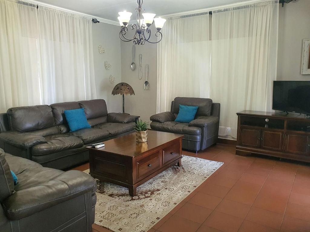 Micasa Sucasa Guesthouse Lephalale エクステリア 写真