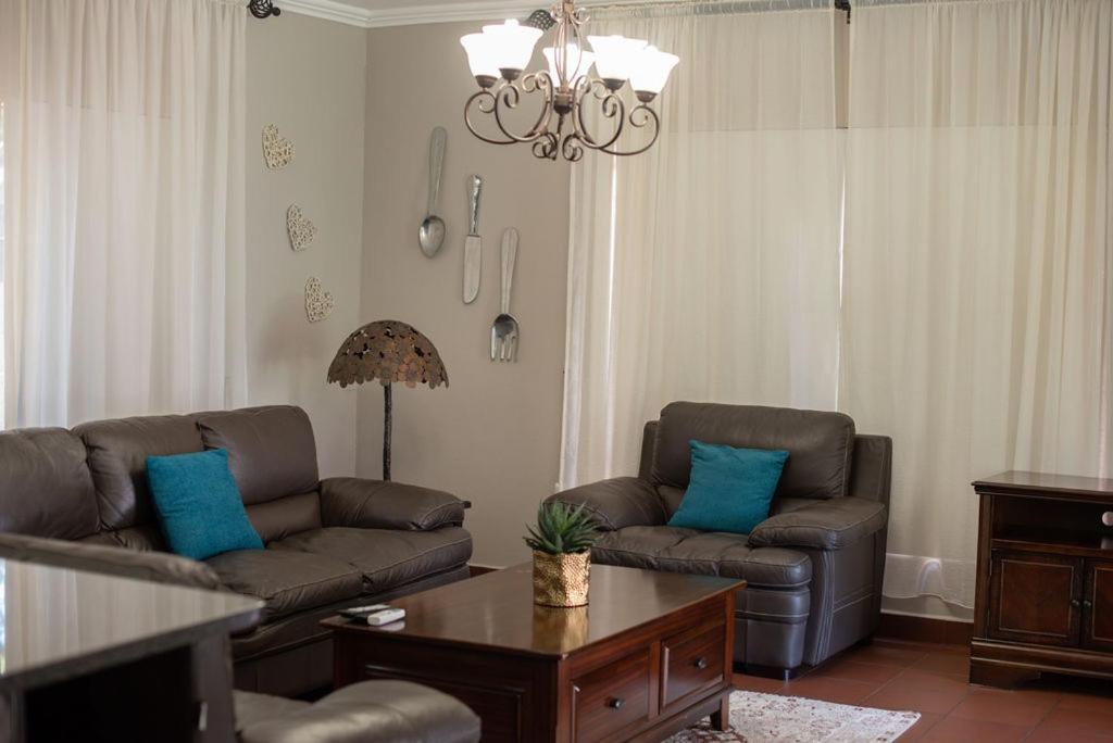 Micasa Sucasa Guesthouse Lephalale エクステリア 写真